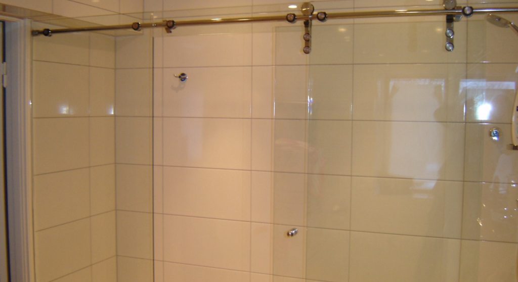 Boltefestet dusj i glass