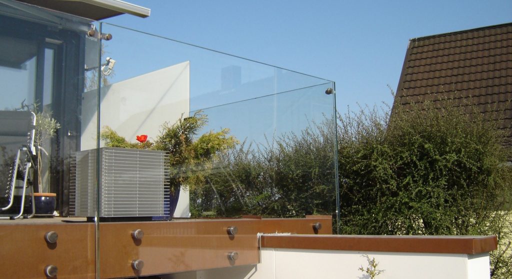 Boltefestet glassrekkverk på terrasse