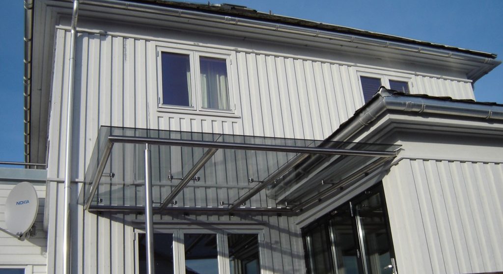 Glasstak med spiderfester på bolig